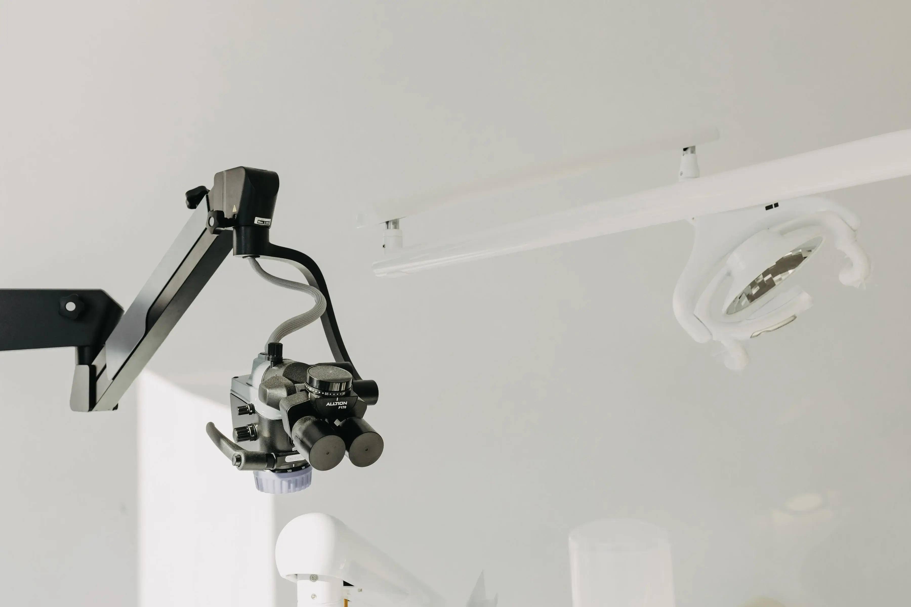 Microscop dentar de inalta precizie