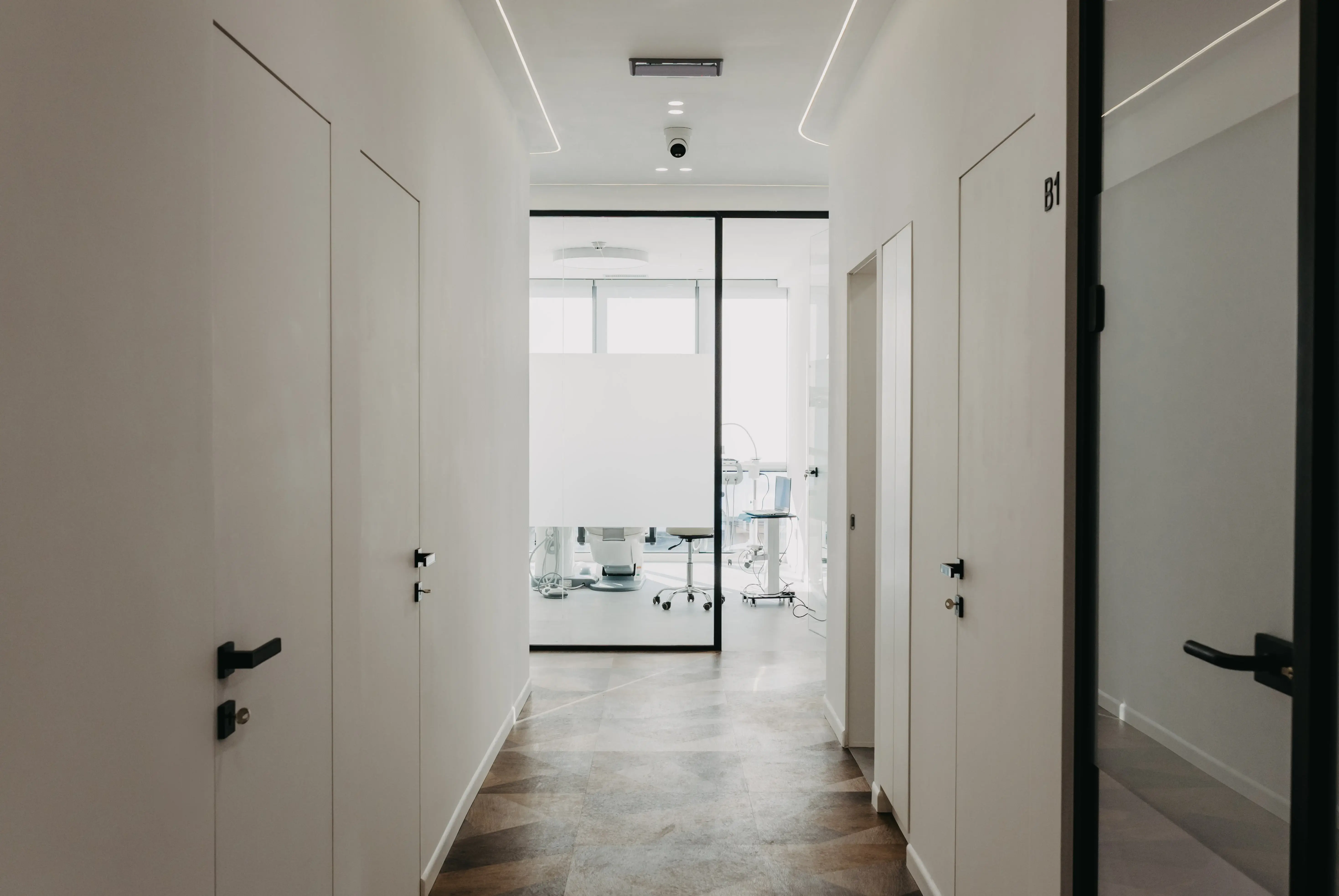 Coridor modern al clinicii Dr. Buduru cu cabinete de tratament