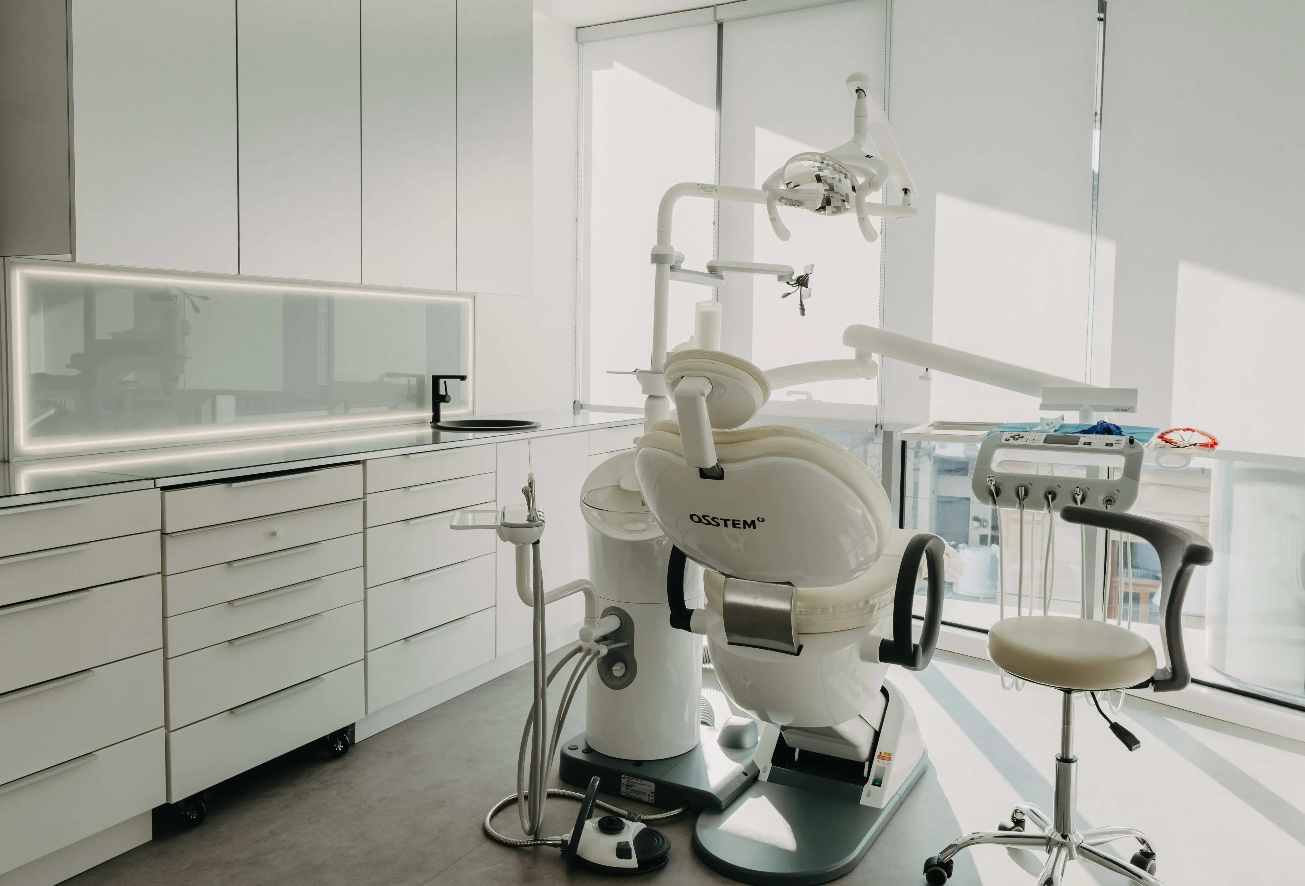 Cabinet dentar Osstem - vedere din spate